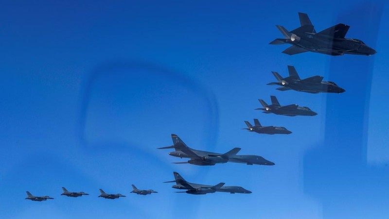 Pesawat pengebom B-1B Angkatan Udara AS, jet tempur F-16, dan F-35A Angkatan Udara Korea Selatan membuat formasi selama latihan udara bersama, Korea Selatan, (19/3/2023). (via REUTERS/SOUTH KOREAN DEFENCE MINISTRY)