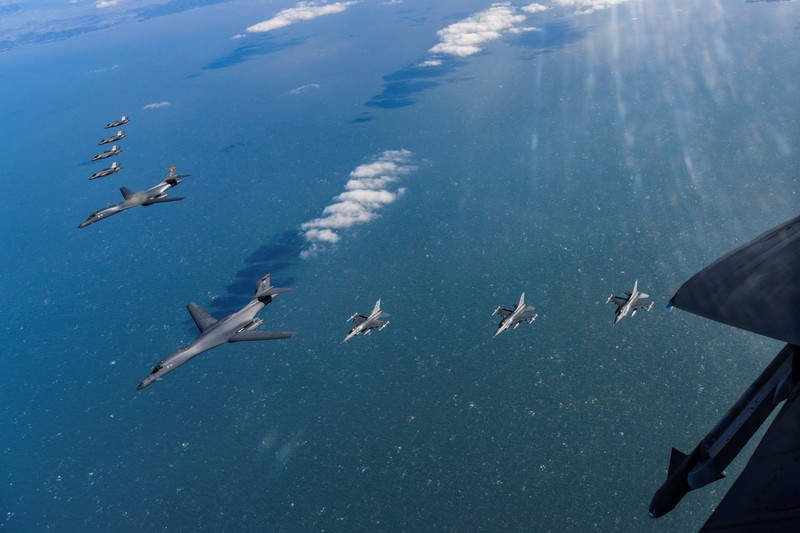 Pesawat pengebom B-1B Angkatan Udara AS, jet tempur F-16, dan F-35A Angkatan Udara Korea Selatan membuat formasi selama latihan udara bersama, Korea Selatan, (19/3/2023). (via REUTERS/SOUTH KOREAN DEFENCE MINISTRY) Pesawat pengebom B-1B Angkatan Udara AS, jet tempur F-16, dan F-35A Angkatan Udara Korea Selatan membuat formasi selama latihan udara bersama, Korea Selatan, (19/3/2023). (via REUTERS/SOUTH KOREAN DEFENCE MINISTRY)