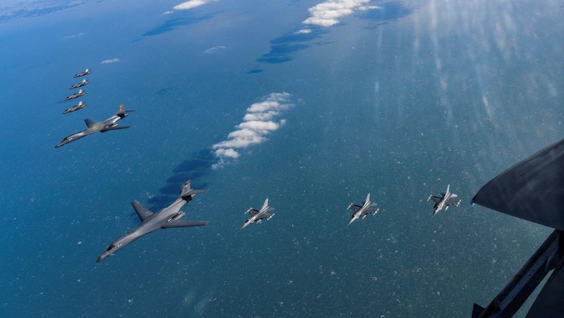 Pesawat pengebom B-1B Angkatan Udara AS, jet tempur F-16, dan F-35A Angkatan Udara Korea Selatan membuat formasi selama latihan udara bersama, Korea Selatan, (19/3/2023). (via REUTERS/SOUTH KOREAN DEFENCE MINISTRY)