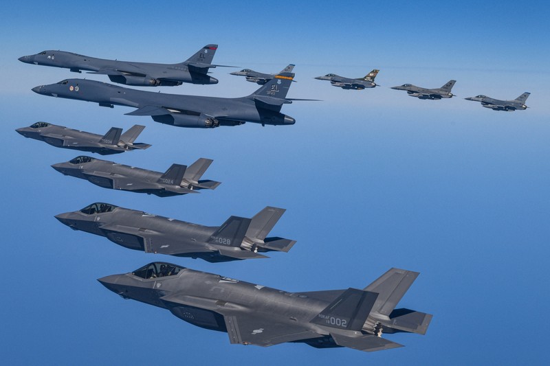 Pesawat pengebom B-1B Angkatan Udara AS, jet tempur F-16, dan F-35A Angkatan Udara Korea Selatan membuat formasi selama latihan udara bersama, Korea Selatan, (19/3/2023). (via REUTERS/SOUTH KOREAN DEFENCE MINISTRY)