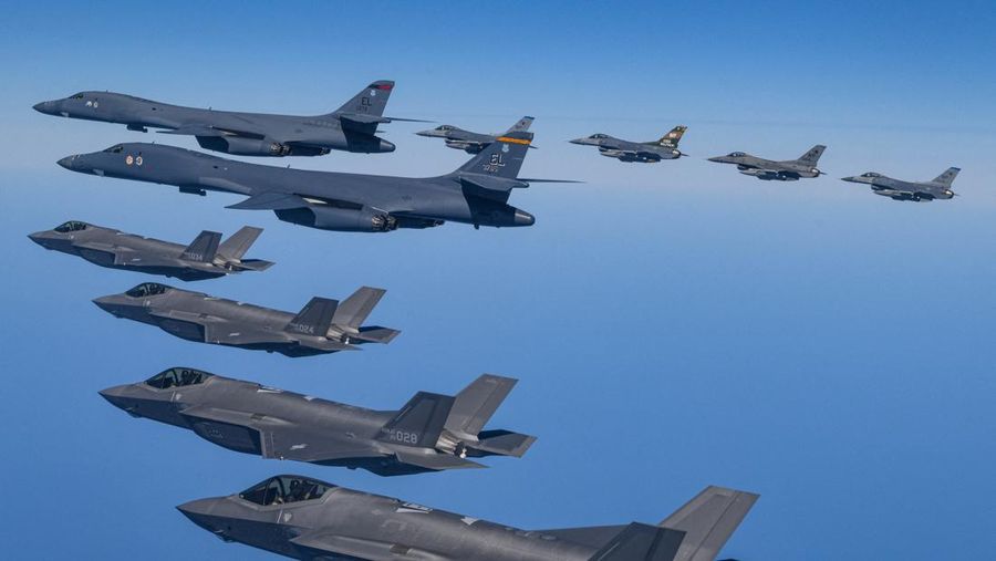 Pesawat pengebom B-1B Angkatan Udara AS, jet tempur F-16, dan F-35A Angkatan Udara Korea Selatan membuat formasi selama latihan udara bersama, Korea Selatan, (19/3/2023). (via REUTERS/SOUTH KOREAN DEFENCE MINISTRY)