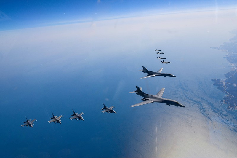 Pesawat pengebom B-1B Angkatan Udara AS, jet tempur F-16, dan F-35A Angkatan Udara Korea Selatan membuat formasi selama latihan udara bersama, Korea Selatan, (19/3/2023). (via REUTERS/SOUTH KOREAN DEFENCE MINISTRY) Pesawat pengebom B-1B Angkatan Udara AS, jet tempur F-16, dan F-35A Angkatan Udara Korea Selatan membuat formasi selama latihan udara bersama, Korea Selatan, (19/3/2023). (via REUTERS/SOUTH KOREAN DEFENCE MINISTRY)