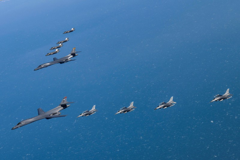 Pesawat pengebom B-1B Angkatan Udara AS, jet tempur F-16, dan F-35A Angkatan Udara Korea Selatan membuat formasi selama latihan udara bersama, Korea Selatan, (19/3/2023). (via REUTERS/SOUTH KOREAN DEFENCE MINISTRY) Pesawat pengebom B-1B Angkatan Udara AS, jet tempur F-16, dan F-35A Angkatan Udara Korea Selatan membuat formasi selama latihan udara bersama, Korea Selatan, (19/3/2023). (via REUTERS/SOUTH KOREAN DEFENCE MINISTRY)