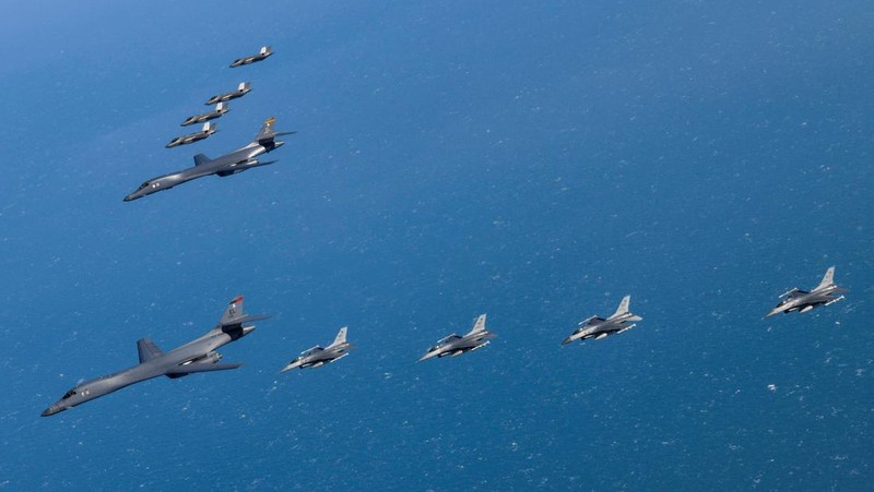 Pesawat pengebom B-1B Angkatan Udara AS, jet tempur F-16, dan F-35A Angkatan Udara Korea Selatan membuat formasi selama latihan udara bersama, Korea Selatan, (19/3/2023). (via REUTERS/SOUTH KOREAN DEFENCE MINISTRY)