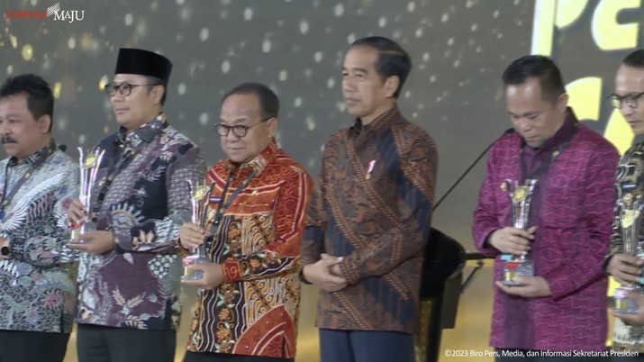 Presiden Jokowi serahkan penghargaan penanganan Covid-19, Jakarta, (20/3/2023). (Tangkapan layar youtube Setpres RI)