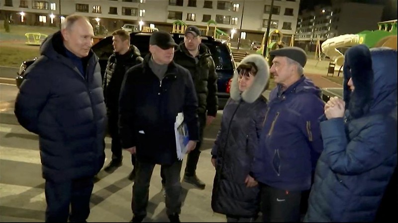 Presiden Rusia Vladimir Putin didampingi Wakil Perdana Menteri Rusia Marat Khusnullin mengunjungi Mariupol di wilayah Donetsk yang dikuasai Rusia. (via REUTERS/KREMLIN.RU)