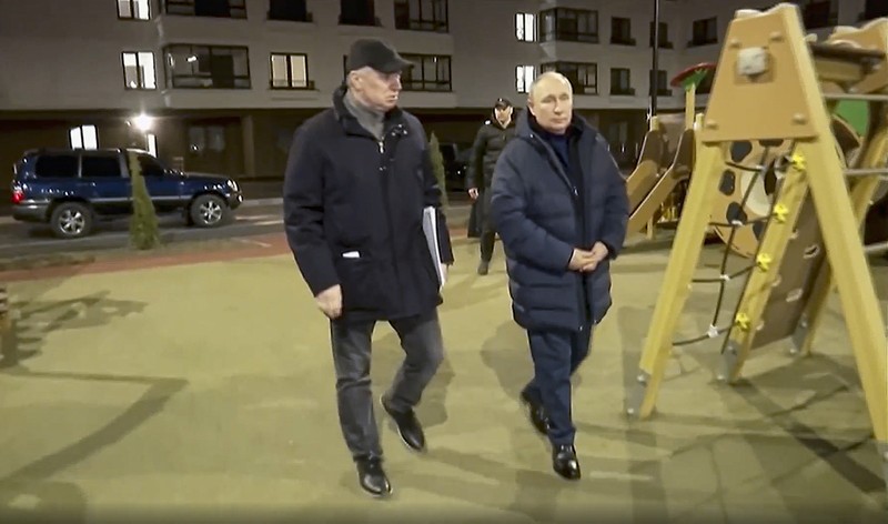 Presiden Rusia Vladimir Putin didampingi Wakil Perdana Menteri Rusia Marat Khusnullin mengunjungi Mariupol di wilayah Donetsk yang dikuasai Rusia. (via REUTERS/KREMLIN.RU) Presiden Rusia Vladimir Putin didampingi Wakil Perdana Menteri Rusia Marat Khusnullin mengunjungi Mariupol di wilayah Donetsk yang dikuasai Rusia. (via REUTERS/KREMLIN.RU)