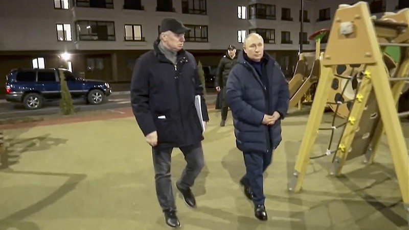Presiden Rusia Vladimir Putin didampingi Wakil Perdana Menteri Rusia Marat Khusnullin mengunjungi Mariupol di wilayah Donetsk yang dikuasai Rusia. (via REUTERS/KREMLIN.RU)