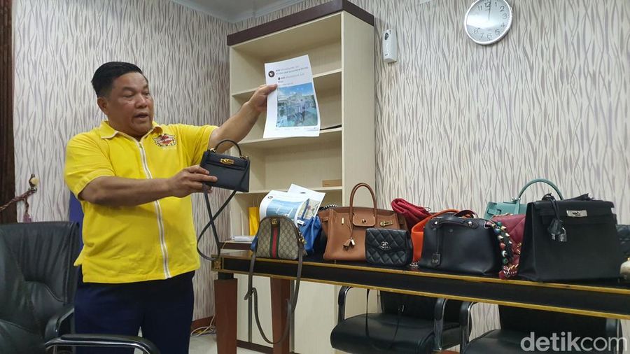 Sekda Provinsi Riau SF Hariyanto menunjukkan barang-barang yang kerap dipakai istrinya.