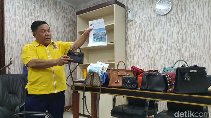 Sekda Provinsi Riau SF Hariyanto menunjukkan barang-barang yang kerap dipakai istrinya. Sekda Provinsi Riau SF Hariyanto menunjukkan barang-barang yang kerap dipakai istrinya.