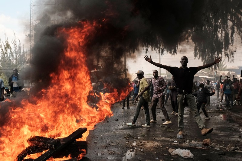 Pendukung pemimpin oposisi Kenya Raila Odinga dari Azimio La Umoja (Deklarasi Persatuan) Aliansi Satu Kenya, melemparkan batu ke petugas polisi anti huru hara saat mereka berpartisipasi dalam protes nasional atas biaya hidup dan pemerintahan Presiden William Ruto di Nairobi, Kenya 20 Maret, 2023. Pendukung pemimpin oposisi Kenya Raila Odinga dari Azimio La Umoja (Deklarasi Persatuan) Aliansi Satu Kenya, melemparkan batu ke petugas polisi anti huru hara saat mereka berpartisipasi dalam protes nasional atas biaya hidup dan pemerintahan Presiden William Ruto di Nairobi, Kenya 20 Maret, 2023. (REUTERS/Thomas Mukoya)