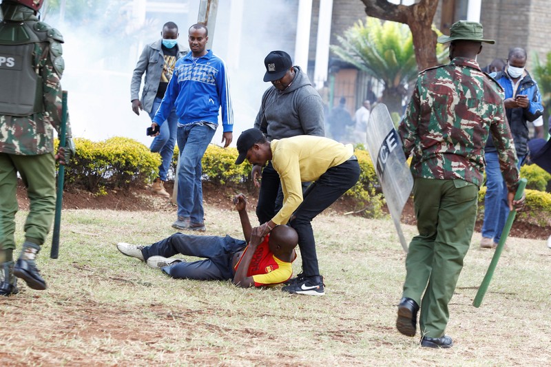 Pendukung pemimpin oposisi Kenya Raila Odinga dari Azimio La Umoja (Deklarasi Persatuan) Aliansi Satu Kenya, melemparkan batu ke petugas polisi anti huru hara saat mereka berpartisipasi dalam protes nasional atas biaya hidup dan pemerintahan Presiden William Ruto di Nairobi, Kenya 20 Maret, 2023. Pendukung pemimpin oposisi Kenya Raila Odinga dari Azimio La Umoja (Deklarasi Persatuan) Aliansi Satu Kenya, melemparkan batu ke petugas polisi anti huru hara saat mereka berpartisipasi dalam protes nasional atas biaya hidup dan pemerintahan Presiden William Ruto di Nairobi, Kenya 20 Maret, 2023. (REUTERS/Thomas Mukoya)