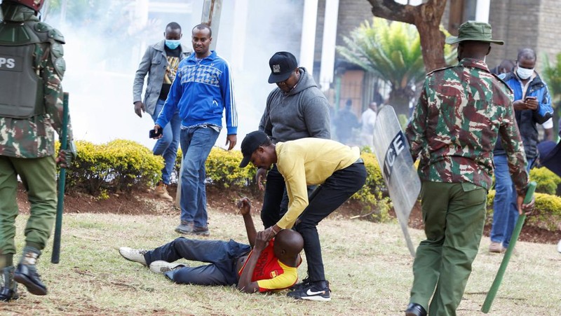 Pendukung pemimpin oposisi Kenya Raila Odinga dari Azimio La Umoja (Deklarasi Persatuan) Aliansi Satu Kenya, melemparkan batu ke petugas polisi anti huru hara saat mereka berpartisipasi dalam protes nasional atas biaya hidup dan pemerintahan Presiden William Ruto di Nairobi, Kenya 20 Maret, 2023. (REUTERS/Thomas Mukoya)