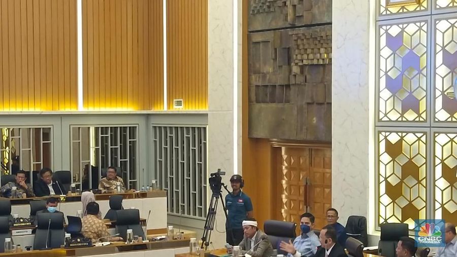 Ketua Komisi IV DPR Sudin memutuskan menunda raker karena Mentan Syahrul Yasin Limpo tak hadir.