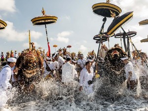 Upacara Melasti 2026 Digelar Sebelum Nyepi, Ini Aturan Pakaian untuk Wisatawan