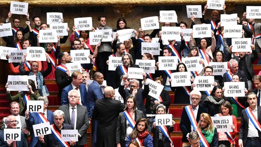 Anggota kelompok parlemen Majelis Nasional La France Insoumise (LFI) dan koalisi sayap kiri NUPES (Persatuan Ekologi dan Sosial Rakyat Baru) memegang tanda bertuliskan