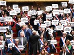 Prancis Chaos! Presiden Macron Aman dari Mosi Tidak Percaya