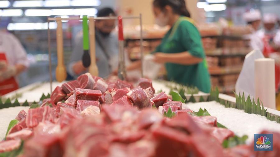 Chairman CT Corp Chairul Tanjung bersama PJ gubernur DKI Jakarta Heru Budi Hartono meninjau kesediaan pasokam daging di Transmart Kota Kasablanka, Jakarta, Selasa, (21/3/2023). (²©²ÊÍøÕ¾/Muhammad Sabki)