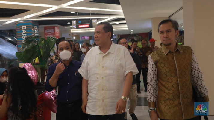 Chairman CT Corp Chairul Tanjung bersama PJ gubernur DKI Jakarta Heru Budi Hartono meninjau kesediaan pasokam daging di Transmart Kota Kasablanka, Jakarta, Selasa, (21/3/2023). (CNBC Indonesia/Muhammad Sabki) Chairman CT Corp Chairul Tanjung bersama PJ gubernur DKI Jakarta Heru Budi Hartono meninjau kesediaan pasokam daging di Transmart Kota Kasablanka, Jakarta, Selasa, (21/3/2023). (CNBC Indonesia/Muhammad Sabki)