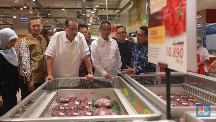 Chairman CT Corp Chairul Tanjung bersama PJ gubernur DKI Jakarta Heru Budi Hartono meninjau kesediaan pasokam daging di Transmart Kota Kasablanka, Jakarta, Selasa, (21/3/2023). (CNBC Indonesia/Muhammad Sabki)