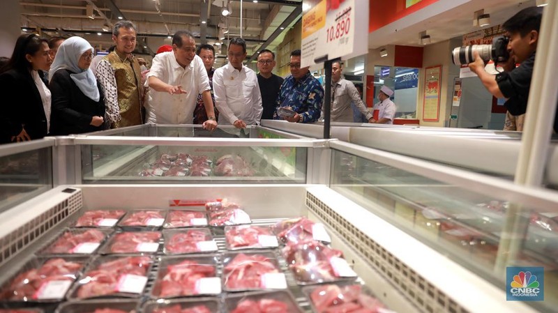 Chairman CT Corp Chairul Tanjung bersama PJ gubernur DKI Jakarta Heru Budi Hartono meninjau kesediaan pasokam daging di Transmart Kota Kasablanka, Jakarta, Selasa, (21/3/2023). (CNBC Indonesia/Muhammad Sabki)