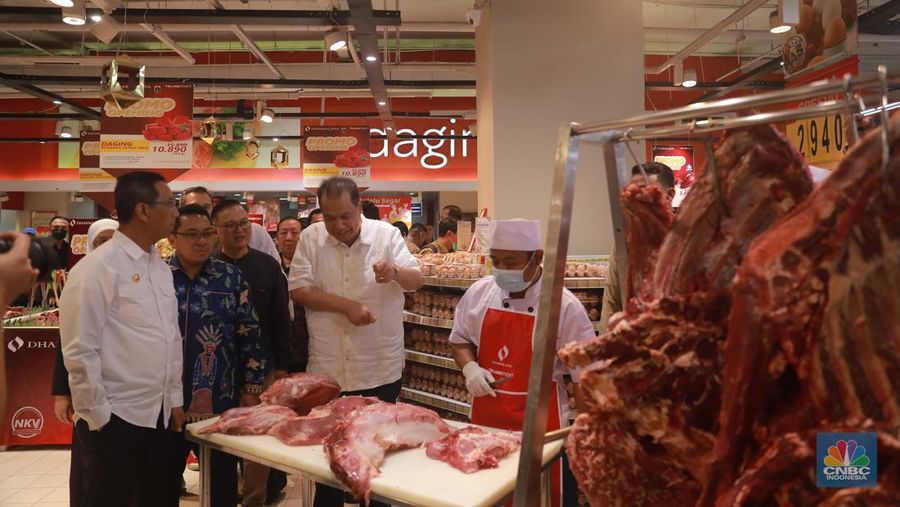 Chairman CT Corp Chairul Tanjung bersama PJ gubernur DKI Jakarta Heru Budi Hartono meninjau kesediaan pasokam daging di Transmart Kota Kasablanka, Jakarta, Selasa, (21/3/2023). (CNBC Indonesia/Muhammad Sabki)