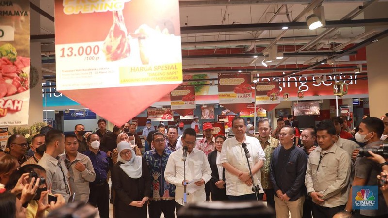Chairman CT Corp Chairul Tanjung bersama PJ gubernur DKI Jakarta Heru Budi Hartono meninjau kesediaan pasokam daging di Transmart Kota Kasablanka, Jakarta, Selasa, (21/3/2023). (CNBC Indonesia/Muhammad Sabki)