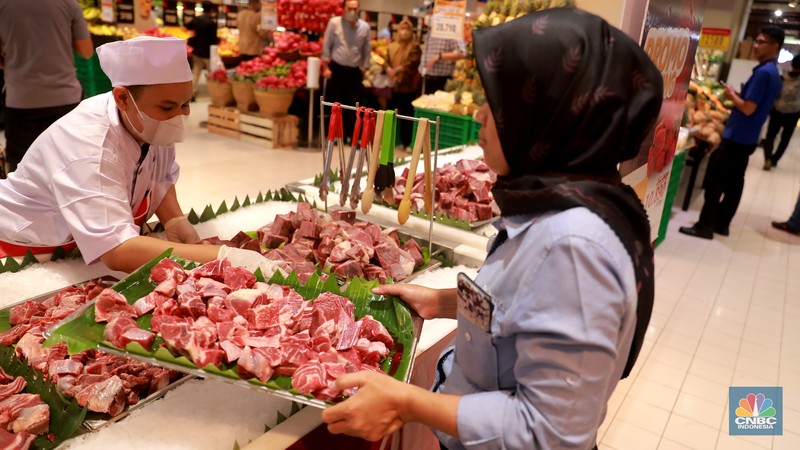Chairman CT Corp Chairul Tanjung bersama PJ gubernur DKI Jakarta Heru Budi Hartono meninjau kesediaan pasokam daging di Transmart Kota Kasablanka, Jakarta, Selasa, (21/3/2023). (CNBC Indonesia/Muhammad Sabki) Chairman CT Corp Chairul Tanjung bersama PJ gubernur DKI Jakarta Heru Budi Hartono meninjau kesediaan pasokam daging di Transmart Kota Kasablanka, Jakarta, Selasa, (21/3/2023). (CNBC Indonesia/Muhammad Sabki)