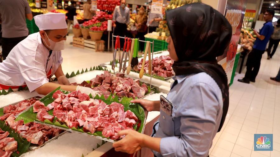 Chairman CT Corp Chairul Tanjung bersama PJ gubernur DKI Jakarta Heru Budi Hartono meninjau kesediaan pasokam daging di Transmart Kota Kasablanka, Jakarta, Selasa, (21/3/2023). (CNBC Indonesia/Muhammad Sabki)