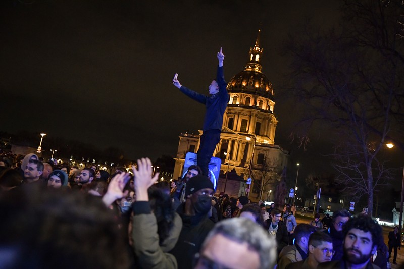 Anggota kelompok parlemen Majelis Nasional La France Insoumise (LFI) dan koalisi sayap kiri NUPES (Persatuan Ekologi dan Sosial Rakyat Baru) memegang tanda bertuliskan Anggota kelompok parlemen Majelis Nasional La France Insoumise (LFI) dan koalisi sayap kiri NUPES (Persatuan Ekologi dan Sosial Rakyat Baru) memegang tanda bertuliskan
