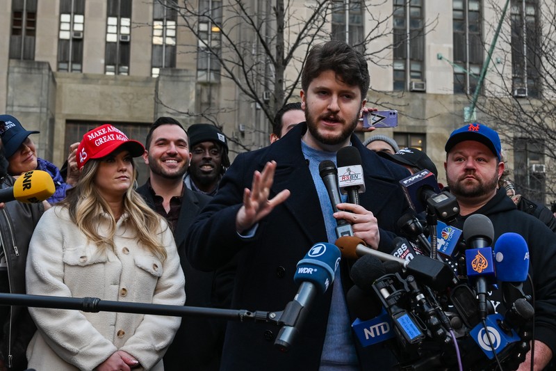 Pendukung mantan Presiden Donald Trump melakukan protes di dekat kantor Kejaksaan Distrik Manhattan Alvin Brag dan Pengadilan Kriminal New York County pada 20 Maret 2023 di New York City. Trump memposting di media sosial bahwa dia berharap akan ditangkap sehubungan dengan penyelidikan di New York atas skema uang tutup mulut yang melibatkan aktris film dewasa Stormy Daniels dan meminta para pendukungnya untuk memprotes tindakan tersebut. (Alexi J. Rosenfeld/Getty Images)