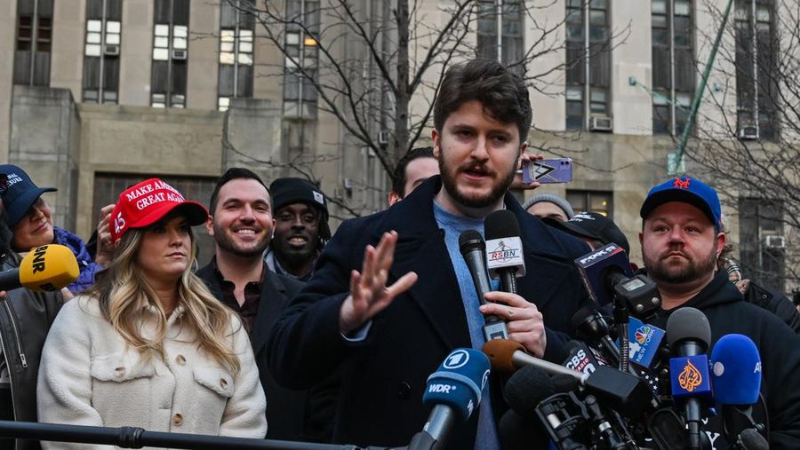 Pendukung mantan Presiden Donald Trump melakukan protes di dekat kantor Kejaksaan Distrik Manhattan Alvin Brag dan Pengadilan Kriminal New York County pada 20 Maret 2023 di New York City. Trump memposting di media sosial bahwa dia berharap akan ditangkap sehubungan dengan penyelidikan di New York atas skema uang tutup mulut yang melibatkan aktris film dewasa Stormy Daniels dan meminta para pendukungnya untuk memprotes tindakan tersebut. (Alexi J. Rosenfeld/Getty Images)
