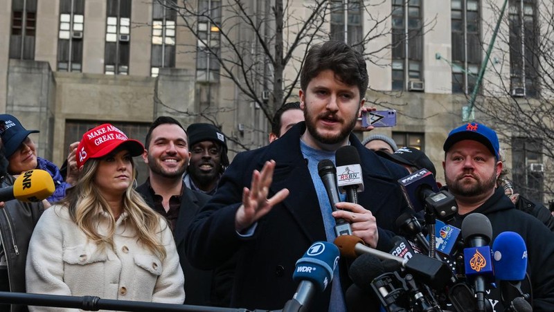 Pendukung mantan Presiden Donald Trump melakukan protes di dekat kantor Kejaksaan Distrik Manhattan Alvin Brag dan Pengadilan Kriminal New York County pada 20 Maret 2023 di New York City. Trump memposting di media sosial bahwa dia berharap akan ditangkap sehubungan dengan penyelidikan di New York atas skema uang tutup mulut yang melibatkan aktris film dewasa Stormy Daniels dan meminta para pendukungnya untuk memprotes tindakan tersebut. (Alexi J. Rosenfeld/Getty Images)