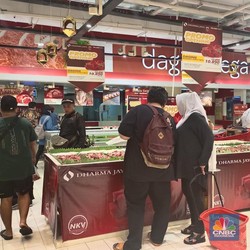 Wuss! Daging Sapi Murah di Transmart Kokas Disikat Pembeli