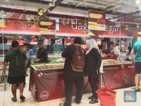 Wuss! Daging Sapi Murah di Transmart Kokas Disikat Pembeli