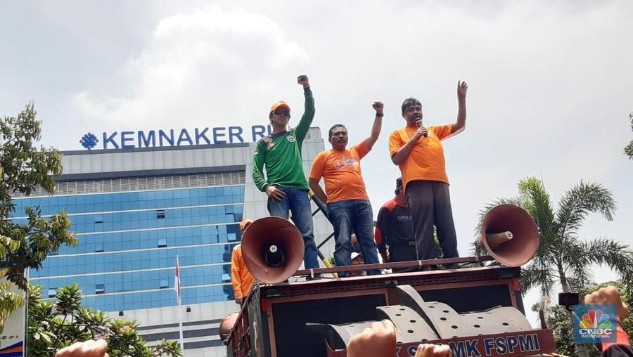 Kalangan buruh melakukan aksi unjuk rasa menolak Permenaker 5/2023 dan UU Cipta Kerja pada Selasa (21/3). (CNBC Indonesia/Ferry Sandi)