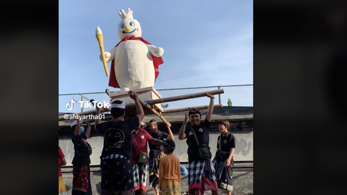 Ogoh-ogoh unik yang berbentuk maskot Mixue. Ogoh-ogoh unik yang berbentuk maskot Mixue. (Tangkapan Layar Tiktok @aldyartha01)