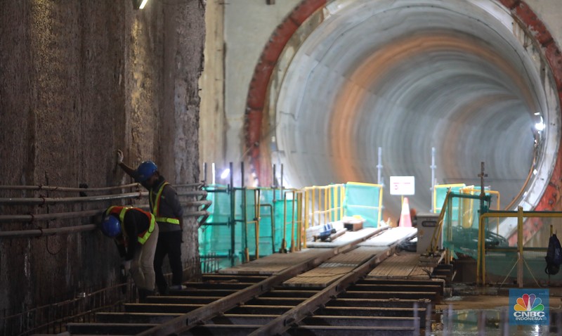 Pekerja menyelesaikan proyek Stasiun MRT Jakarta Fase 2A CP201 Entance-1 Stasiun MRT Monas, Jakarta, Selasa, (21/3). Pekerja menyelesaikan proyek Stasiun MRT Jakarta Fase 2A CP201 Entance-1 Stasiun MRT Monas, Jakarta, Selasa, (21/3). (CNBC Indonesia/ Muhammad Sabki)