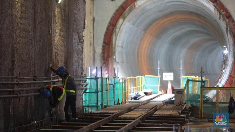 Pekerja menyelesaikan proyek Stasiun MRT Jakarta Fase 2A CP201  Entance-1 Stasiun MRT Monas, Jakarta, Selasa, (21/3). (CNBC Indonesia/ Muhammad Sabki)