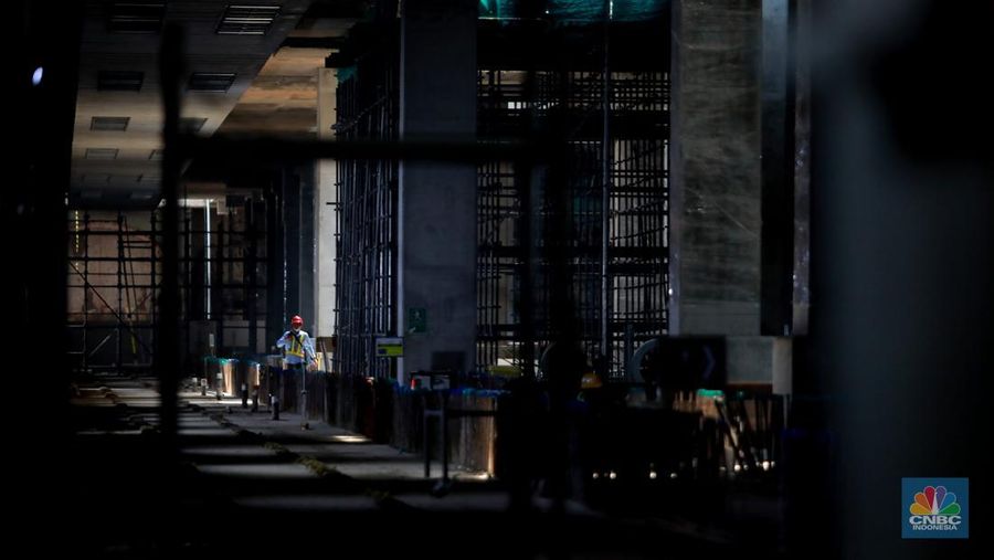 Pekerja menyelesaikan proyek Stasiun MRT Jakarta Fase 2A CP201  Entance-1 Stasiun MRT Monas, Jakarta, Selasa, (21/3). (CNBC Indonesia/ Muhammad Sabki)