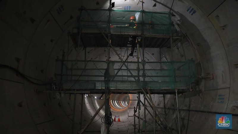 Pekerja menyelesaikan proyek Stasiun MRT Jakarta Fase 2A CP201  Entance-1 Stasiun MRT Monas, Jakarta, Selasa, (21/3). (CNBC Indonesia/ Muhammad Sabki)