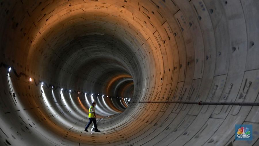 Pekerja menyelesaikan proyek Stasiun MRT Jakarta Fase 2A CP201  Entance-1 Stasiun MRT Monas, Jakarta, Selasa, (21/3). (CNBC Indonesia/ Muhammad Sabki)