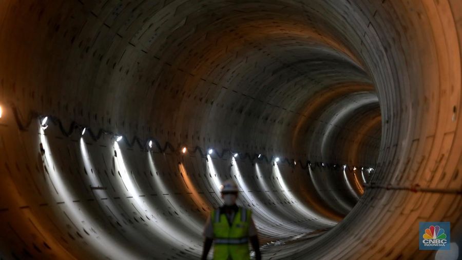 Pekerja menyelesaikan proyek Stasiun MRT Jakarta Fase 2A CP201  Entance-1 Stasiun MRT Monas, Jakarta, Selasa, (21/3). (CNBC Indonesia/ Muhammad Sabki)