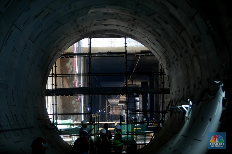 Pekerja menyelesaikan proyek Stasiun MRT Jakarta Fase 2A CP201  Entance-1 Stasiun MRT Monas, Jakarta, Selasa, (21/3). (CNBC Indonesia/ Muhammad Sabki)