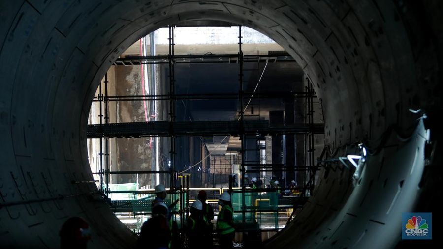 Pekerja menyelesaikan proyek Stasiun MRT Jakarta Fase 2A CP201  Entance-1 Stasiun MRT Monas, Jakarta, Selasa, (21/3). (CNBC Indonesia/ Muhammad Sabki)