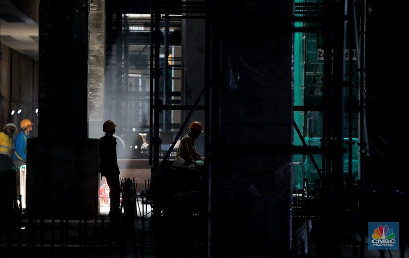 Pekerja menyelesaikan proyek Stasiun MRT Jakarta Fase 2A CP201  Entance-1 Stasiun MRT Monas, Jakarta, Selasa, (21/3). (CNBC Indonesia/ Muhammad Sabki)