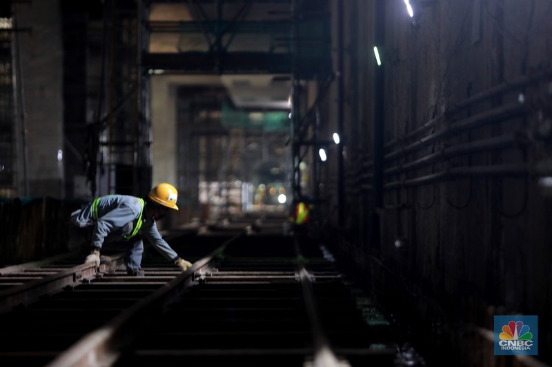 Pekerja menyelesaikan proyek Stasiun MRT Jakarta Fase 2A CP201  Entance-1 Stasiun MRT Monas, Jakarta, Selasa, (21/3). (CNBC Indonesia/ Muhammad Sabki)