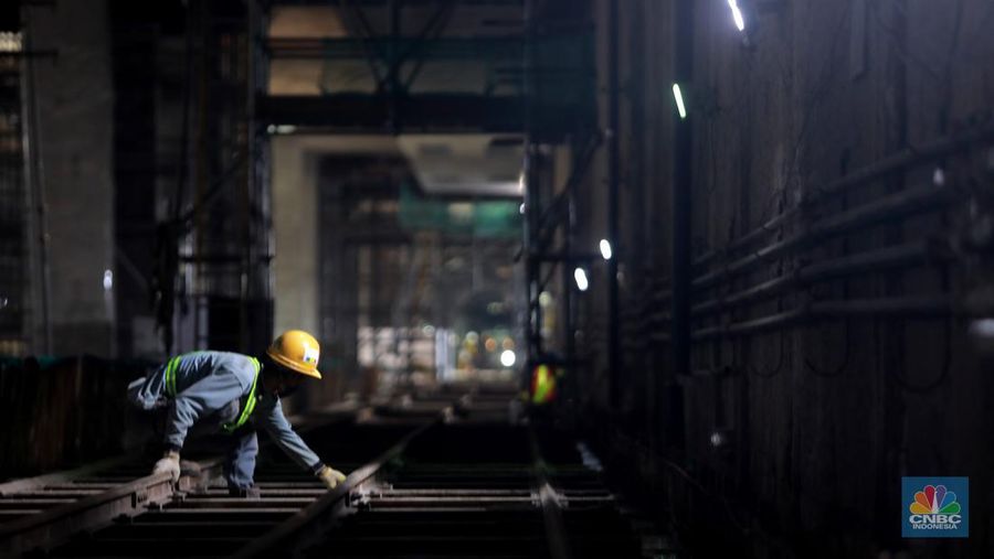 Pekerja menyelesaikan proyek Stasiun MRT Jakarta Fase 2A CP201  Entance-1 Stasiun MRT Monas, Jakarta, Selasa, (21/3). (CNBC Indonesia/ Muhammad Sabki)