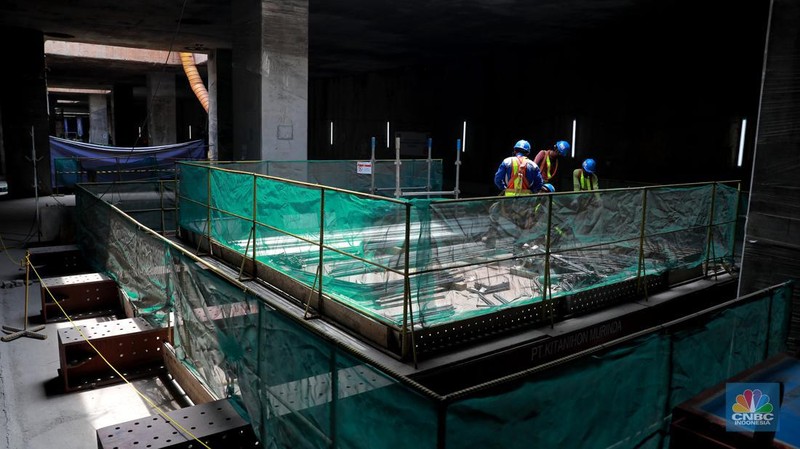 Pekerja menyelesaikan proyek Stasiun MRT Jakarta Fase 2A CP201  Entance-1 Stasiun MRT Monas, Jakarta, Selasa, (21/3). (CNBC Indonesia/ Muhammad Sabki)