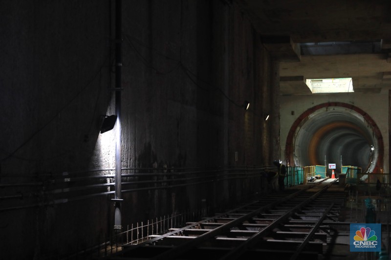 Pekerja menyelesaikan proyek Stasiun MRT Jakarta Fase 2A CP201  Entance-1 Stasiun MRT Monas, Jakarta, Selasa, (21/3). (CNBC Indonesia/ Muhammad Sabki)